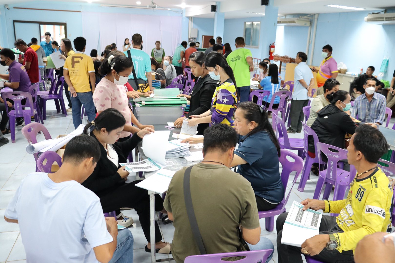 บรรยากาศกรรมการประจำหน่วยเลือกตั้ง เดินทางรับหีบบัตรและอุปกรณ์เลือกตั้งนายกเทศมนตรีและสมาชิกสภา